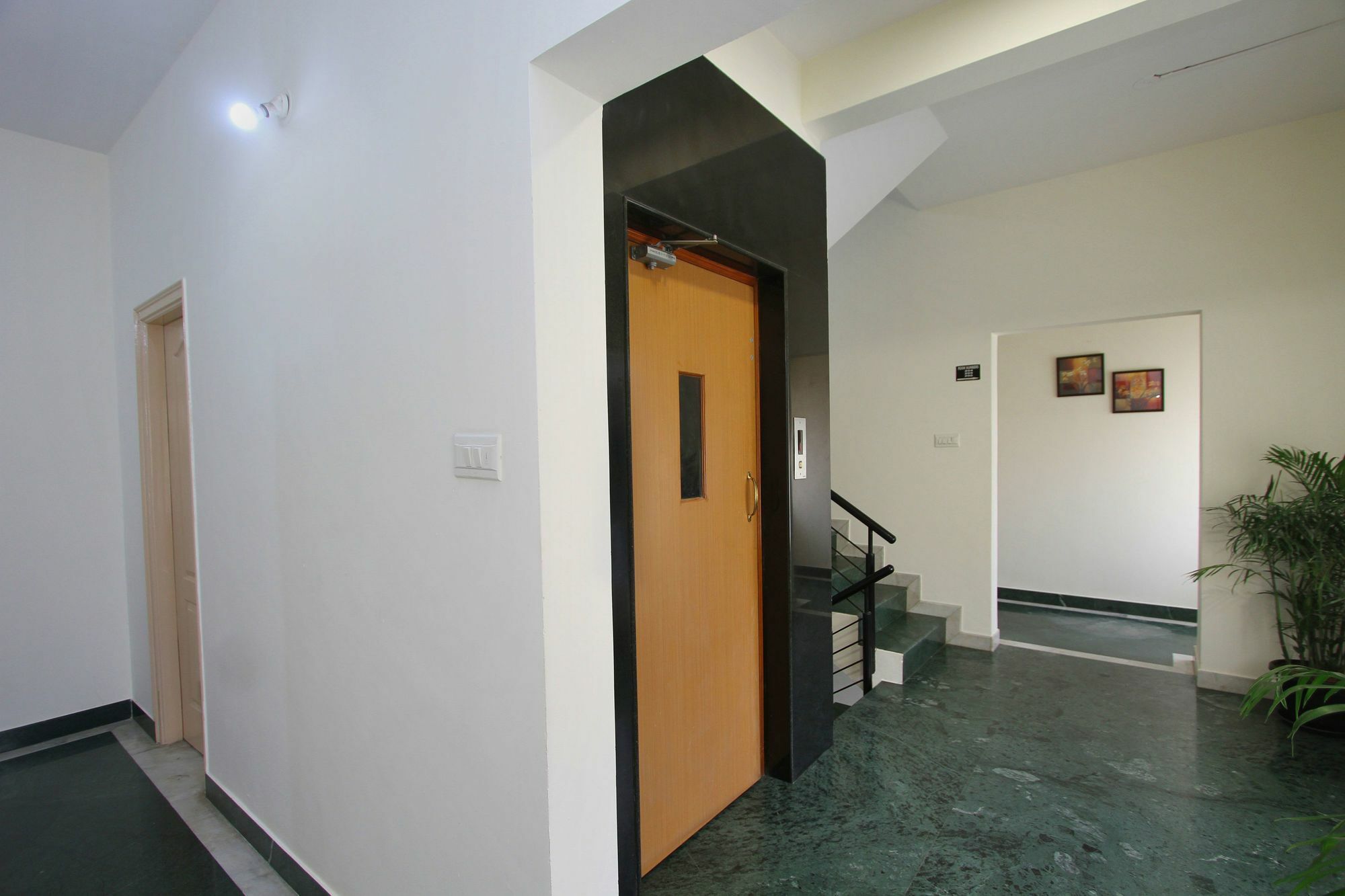 Capital O 5379 The Roy Grand Inns Bangalore Bagian luar foto