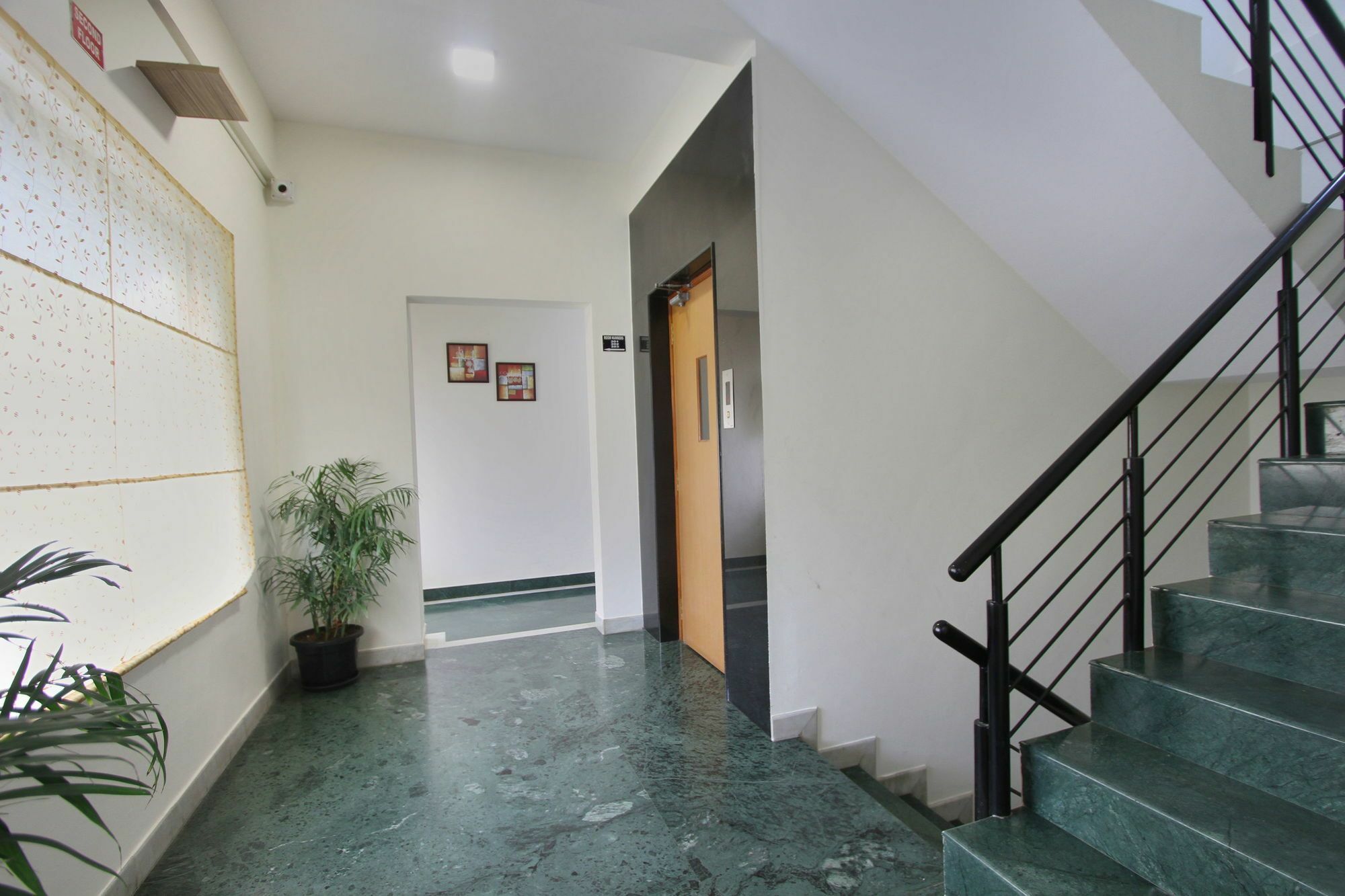 Capital O 5379 The Roy Grand Inns Bangalore Bagian luar foto